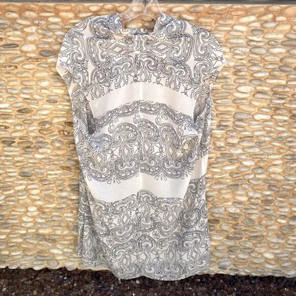 CABi Scrollwork Cream/Gray V-Neck Sleeveless Blous/Tunic #3091. Size Medium NWOT - Picture 4 of 10